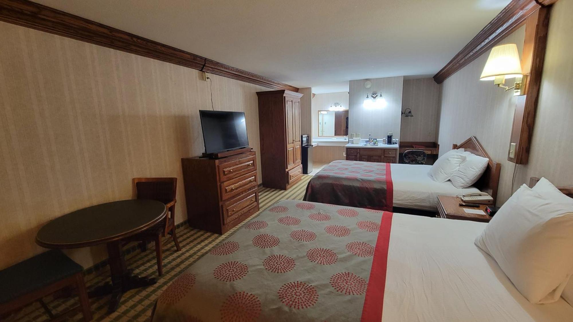 Ramada By Wyndham Saginaw Hotel & Suites Exterior photo