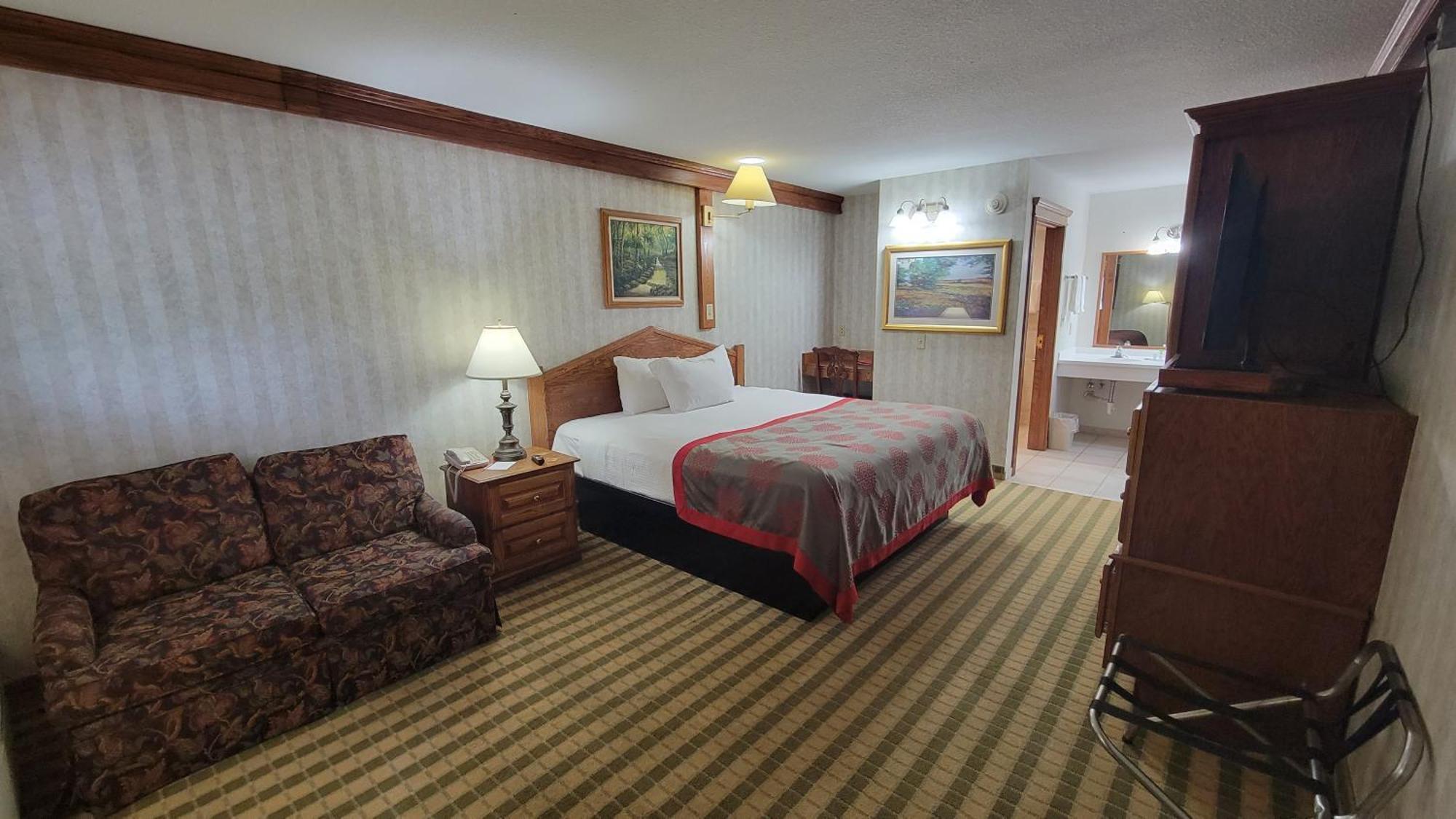 Ramada By Wyndham Saginaw Hotel & Suites Exterior photo